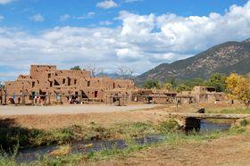 Taos Pueblo i rzeka, Nowy Meksyk