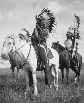 Wojownicy Lakota Siouxow
w strojach paradnych.
Fotografia Curtisa.