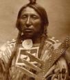 Wodz Pstrokaty Orzel
ze szczepu Bez Lukow
(Sans Arcs) Lakota
ze swa maczuga wojenna, 
ktora zrobila duze wrazenie 
na delegacji amerykanskiej