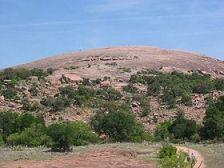 Crying Rock / Enchanted Rock 
w Teksasie. Stan obecny.
W przeszlosci to miejsce 
nie bylo tak porosniete 
drzewkami i krzakami.