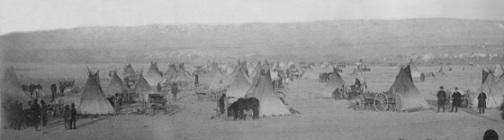 Duza wioska Lakotow w rezerwacie
w 1890, na Terytorium Dakoty.
Na fotografii jest widocznych 
kilku bialych pracownikow 
rezerwatu.
