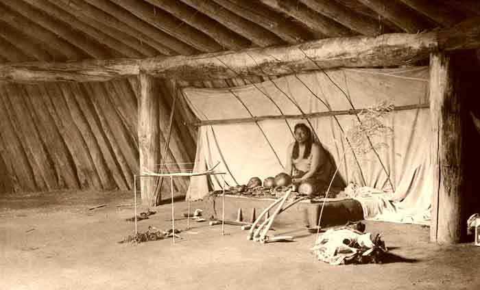 Indianin Arikara przy otarzu, Edward Curtis, 1908