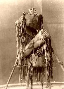 Torba Uzdrawiacza (Medicine Man), Edward S. Curtis, 1910. 