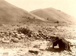 Szaas potu Nez Perce autorstwa Edwarda E. Curtisa