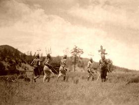 Tancerze Apaczw, Edward S. Curtis, 1906